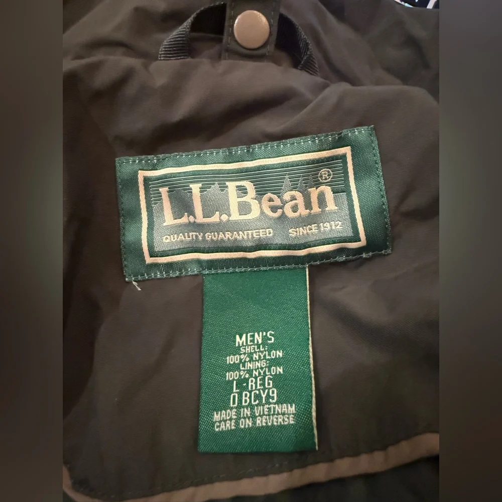 L.L. Bean. Mountain Classic Rain Jacket. Forest Green. Size large.